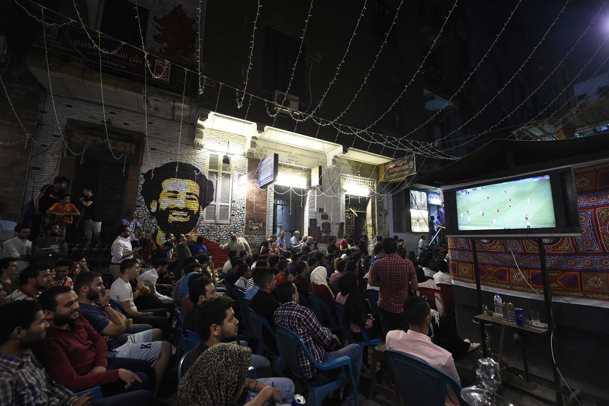 Los aficionados egipcios observaron el momento en el que Mohamed Salah abandona el terreno de juego por la lesión sufrida en la final. (Foto Prensa Libre: AFP)