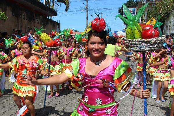 Desfile alegórico en San Francisco Zapotitlán, Suchitepéquez, por su feria titular.
