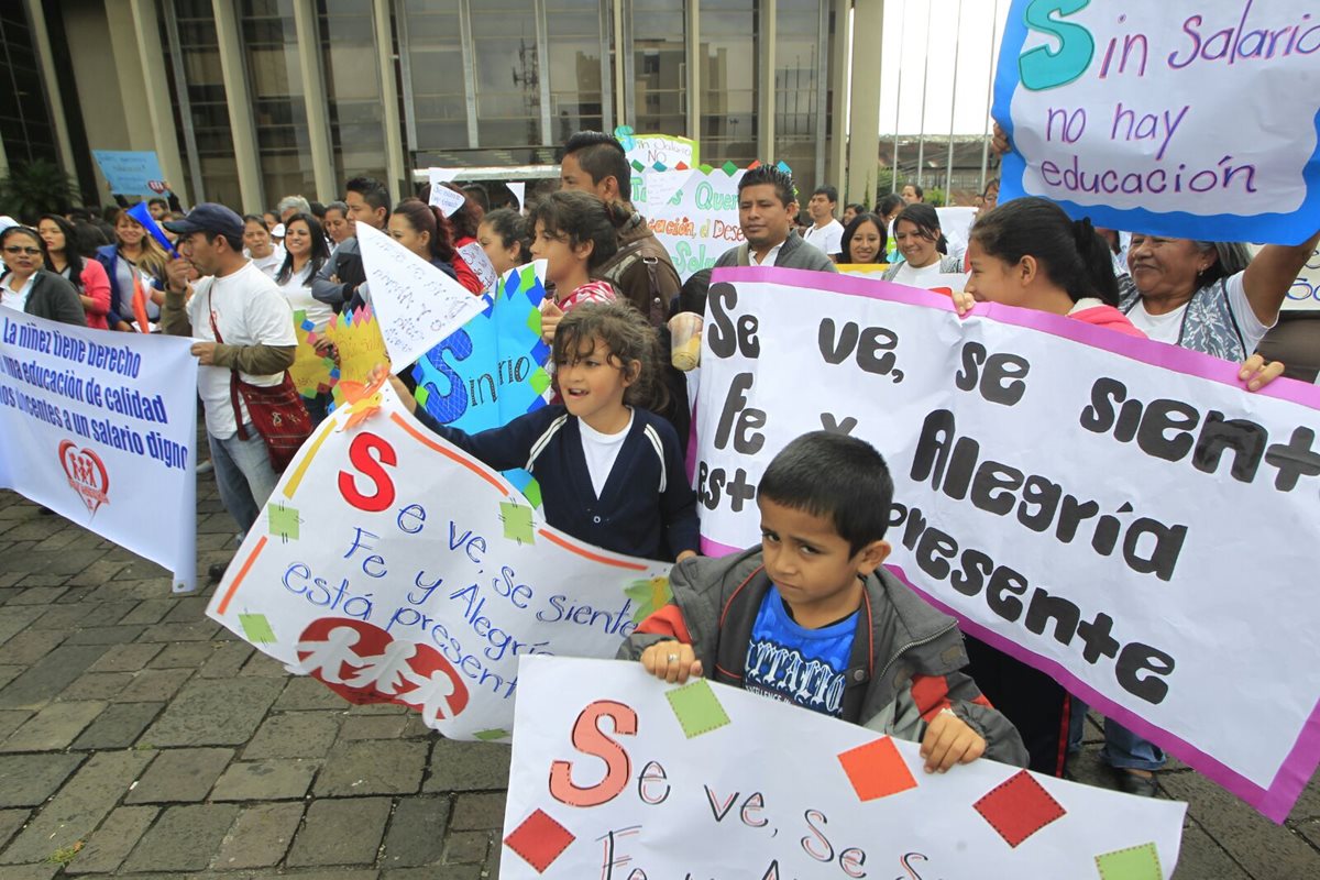 Alumnos de las escuelas Fe y Alegría piden que se garantice su derecho a la educación para el próximo año. (Foto Prensa Libre: Edwin Bercián)