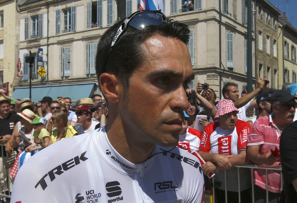 El ciclista español Alberto Contador confesó sentir el cuerpo adolorido después de las dos caídas que sufrió en el Tour de Francia. (Foto Prensa Libre: AP)