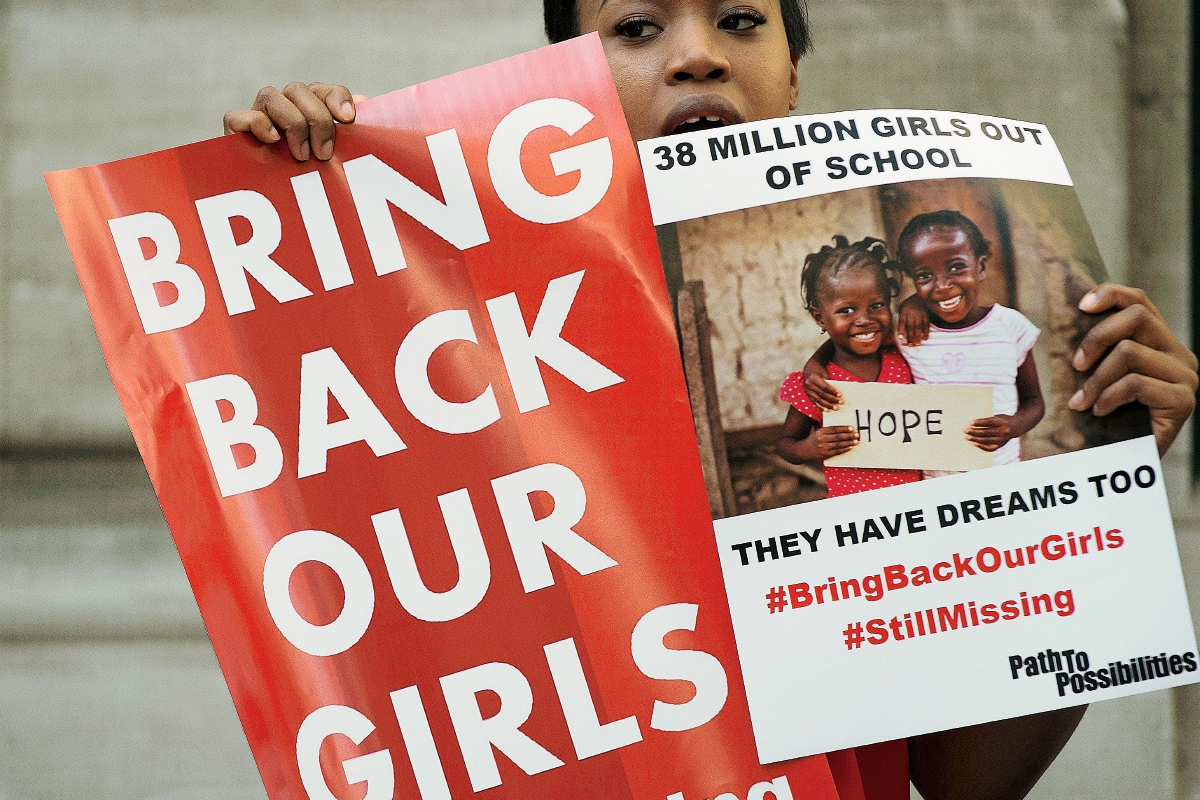 “Devuélvanos a nuestras chicas”, es lo que exigen millones en Nigeria a un año del secuestro de 300 niñas en ese país. (Foto Prensa Libre: AP)
