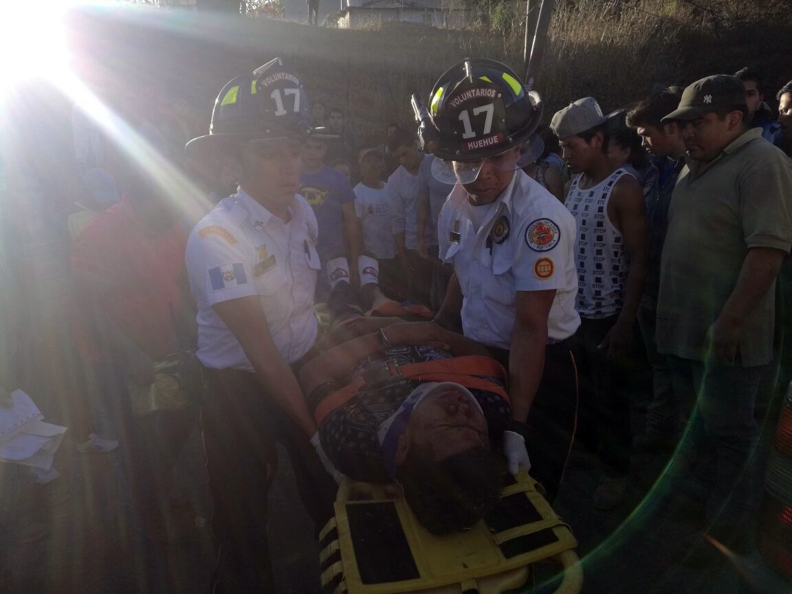 Socorristas trasladan a uno de los heridos al centro asistencial. (Foto Prensa Libre: Mike Castillo)