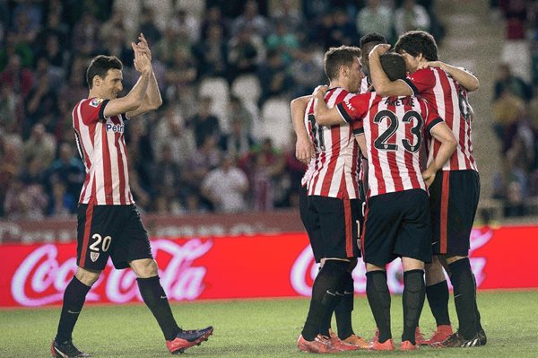 Los jugadores del Athletic de Bilbao festejaron a lo grande el triunfo. (Foto Prensa Libre: EFE).
