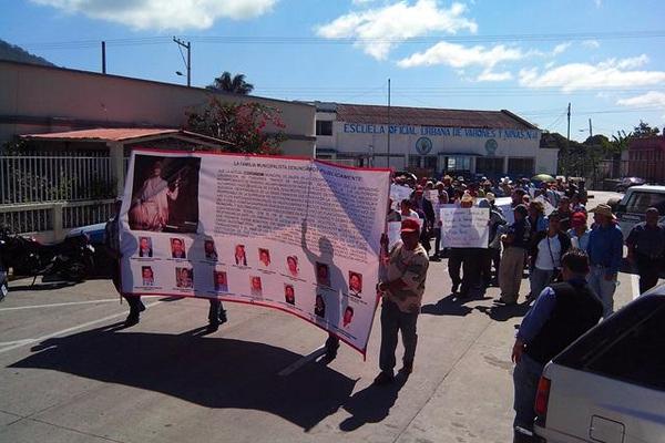 Exempleados de la Municipalidad de Jalapa protestan para exigir su reinstalación. (Foto Prensa Libre: Hugo Oliva) <br _mce_bogus="1"/>