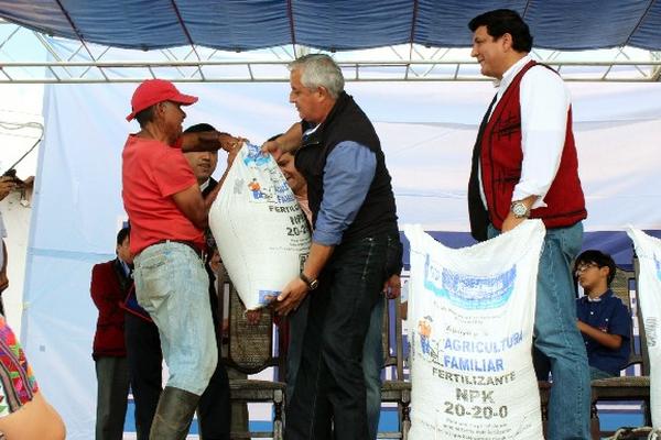 Un campesino recibe del presidente Otto Pérez un saco de fertilizante, durante un acto efectuado ayer, en Nebaj, Quiché.