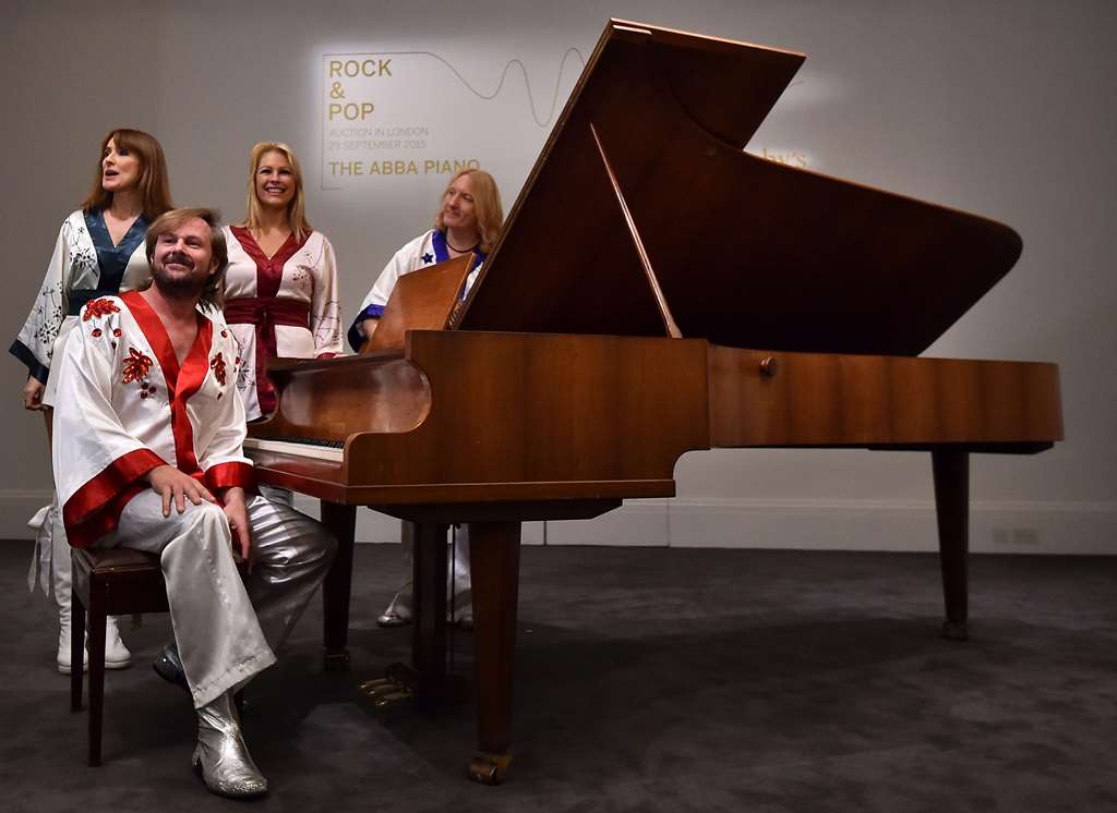 La casa de subastas Sothebys anunció que el ofertará en Londres el piano del célebre grupo sueco de pop Abba. (Foto Prensa Libre: AFP)