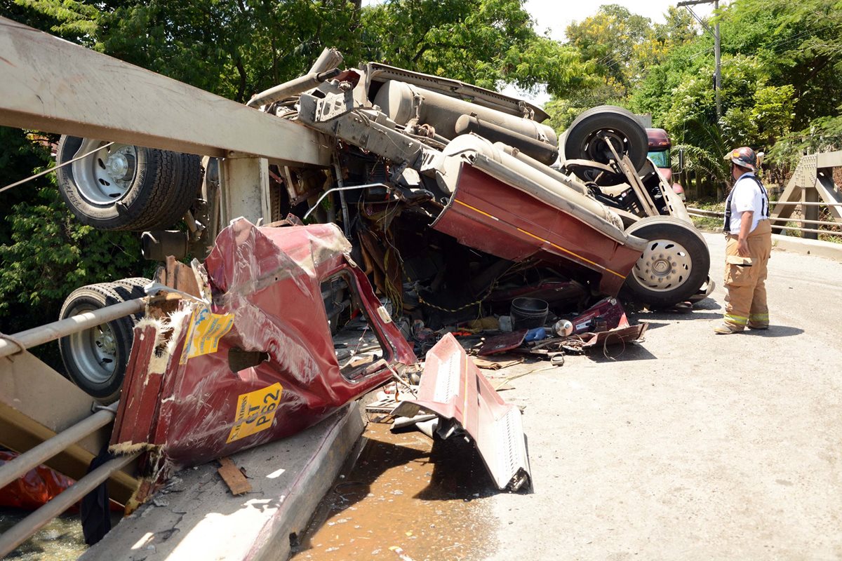 Accidentes se incrementaron en 25 por ciento este año y al menos cinco personas han muerto por día en todo el país, en promedio. (Foto Prensa Libre: Hemeroteca PL)
