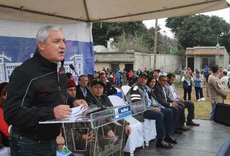 El Presidente Otto Pérez Molina, en gira por  Sacatepéquez, anuncia  que los aviones  Súper Tucano —insertos—  no se comprarán por estar sobrevalorados.