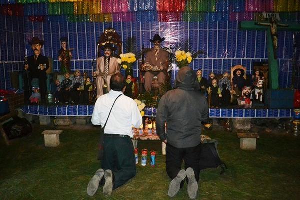 Dos devotos veneran la imagen de San Simón en la cabecera de Sololá. (Foto Prensa Libre: Édgar Sáenz) <br _mce_bogus="1"/>