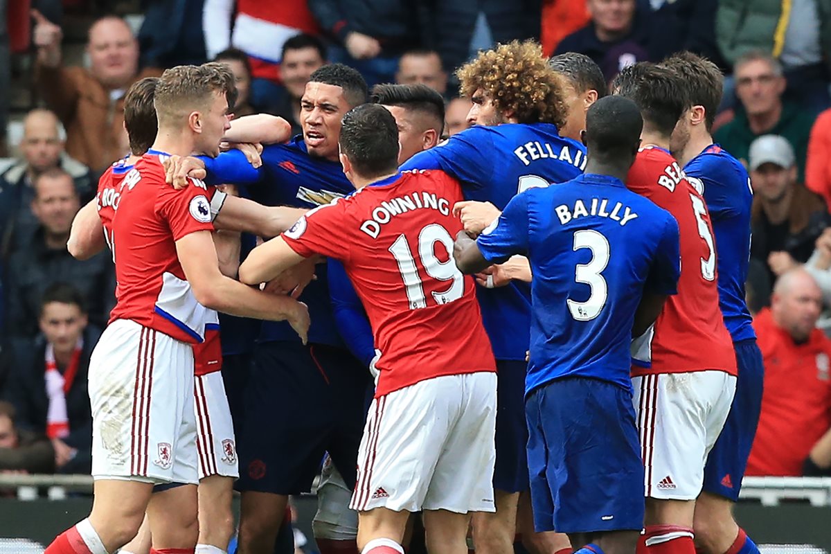 Los jugadores del Middlesbrough y el Mánchester United se enfrentaron al final del partido entre ambos equipos. (Foto Prensa LIbre: AFP).