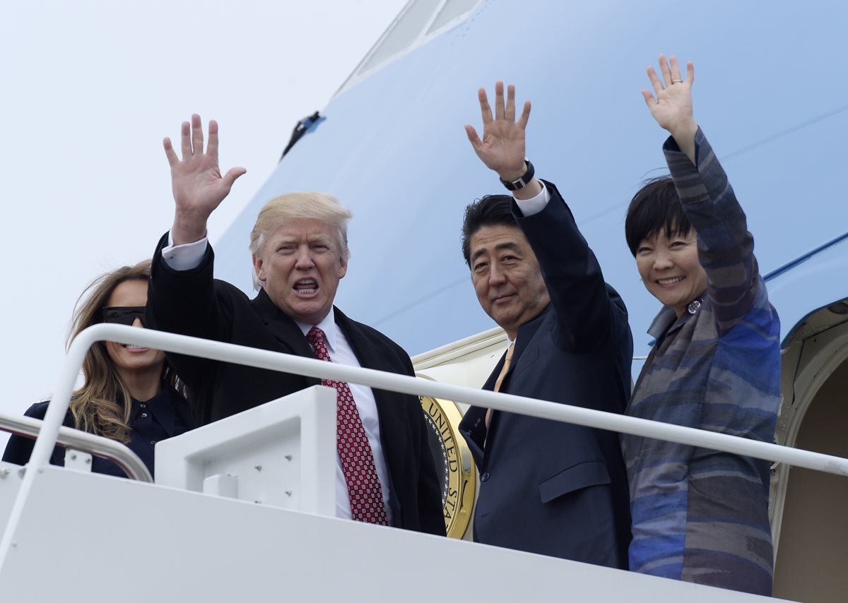 El supuesto desplante de Akie Abe -derecha- a Donald Trump causa euforia en Japón. (Foto Prensa Libre: AP)