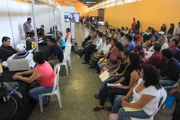 cientos de guatemaltecos continuaban ayer haciendo trámites para obtener su DPI; sin embargo, la CC resolvió que la cédula sigue vigente.