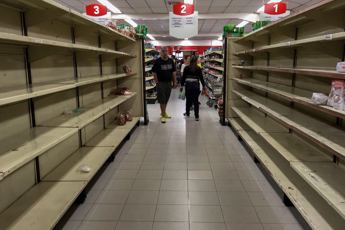 Venezolanos buscan alimentos en un supermercado en la ciudad de Caracas, Venezuela, donde se teme que aumente la crisis actual. (Foto Prensa Libre: EFE)