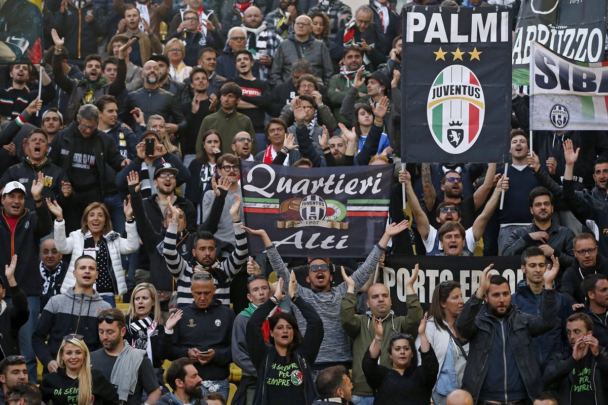 Seguidores de la Juventus de Turín apoyan a su equipo desde las tribunas.