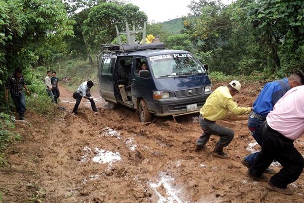 Comunitarios tienen que jalar con lazos los vehículos en Salacuin, Cobán, en la ruta hacia Ixcán, Quiché. (Foto Prensa Libre: Eduardo Sam)
