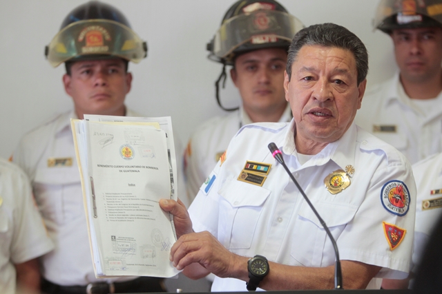 César González Arroyo asegura que el presupuesto que reciben los Bomberos Voluntarios es insuficiente. (Foto Prensa Libre: Erick Ávila)