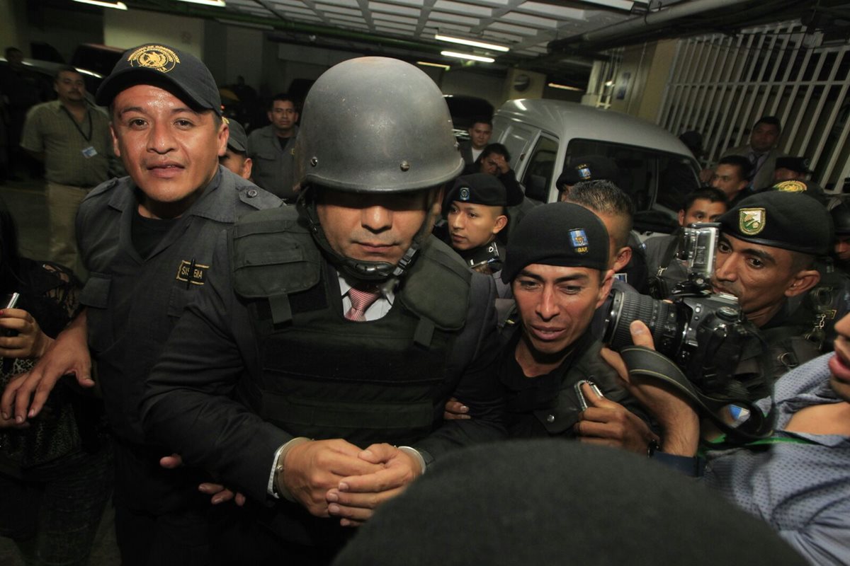 Juan Carlos Monzón en su salida de la Torre de Tribunales, Foto Prensa Libre: Edwin Bercian