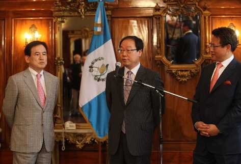 KIM YONG Sub, Kim Jun Yub y Kim Yong Ill, durante la conferencia de prensa donde anunciaron su intención de construir una fábrica de autos en el país.