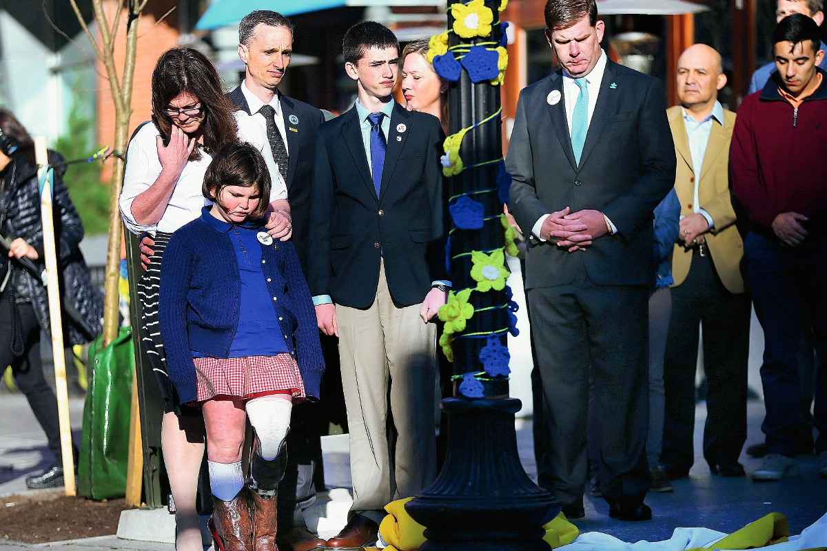 La familia del niño fallecido en los atentados de Boston, participan en una ceremonia conmemorativa junto con autoridades. (Foto Prensa Libre: AP).