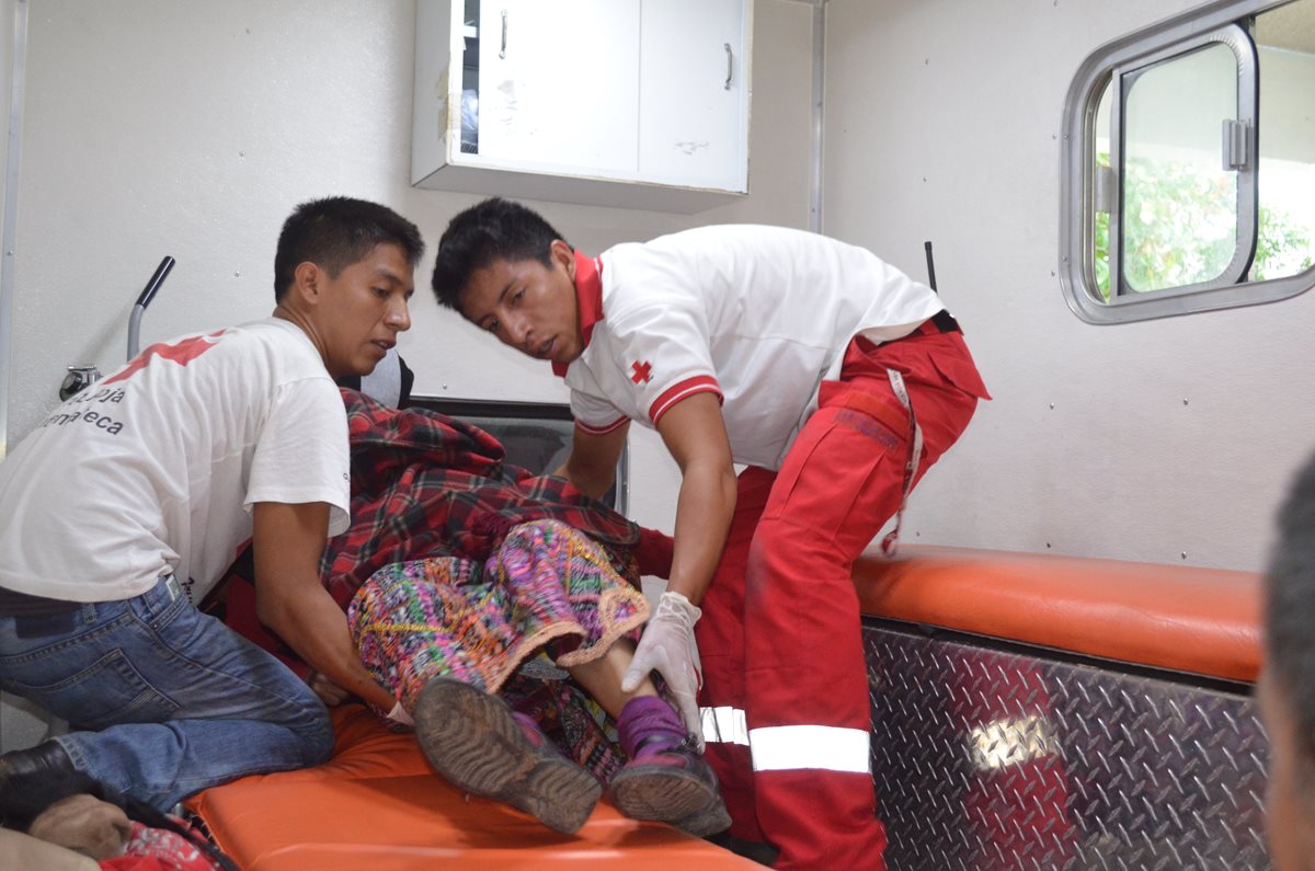 Familia se accidenta en ruta a Champerico, Retalhuleu, son atendidos por la Cruz Roja (Foto Prensa Libre: Jorge Tizol).