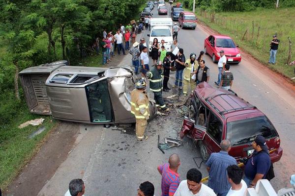 Autoridades verifican la magnitud del percance. (Foto: Edwin Perdomo)<br _mce_bogus="1"/>