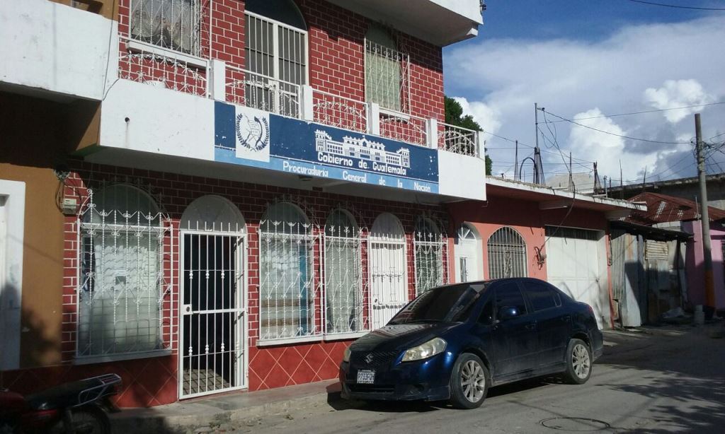 Fachada de la sede de la PGN de San Benito, cuyo personal participó en el rescate. (Foto Prensa Libre: Rigoberto Escobar).