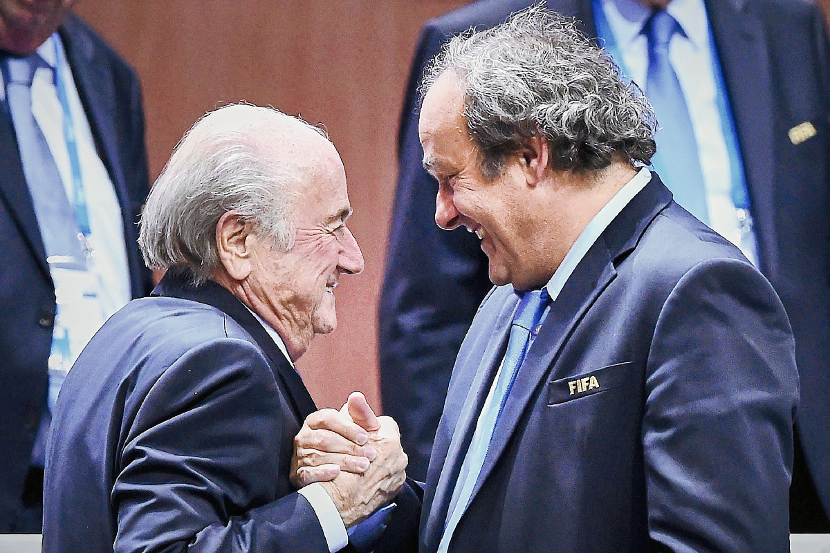 La relación entre Sepp Blatter y Michel Platini se deterioró desde 2011. (Foto Prensa Libre: AFP)