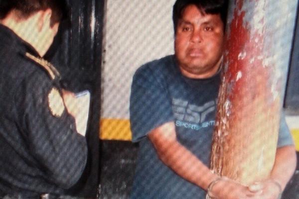 Rigoberto Huinac Gómez, quien fue capturado sindicado de hurto, permanece e la subestación 71-11, en Santa Cruz del Quiché. (Foto Prensa Libre: Óscar Figueroa)