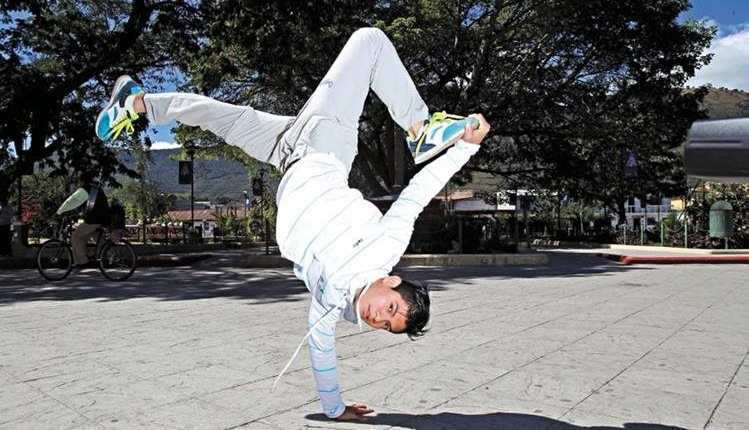 La danza urbana que forma parte de la cultura Hip Hop, forman de la vida de Jorge Vega. (Foto Prensa Libre: Carlos Vicente)