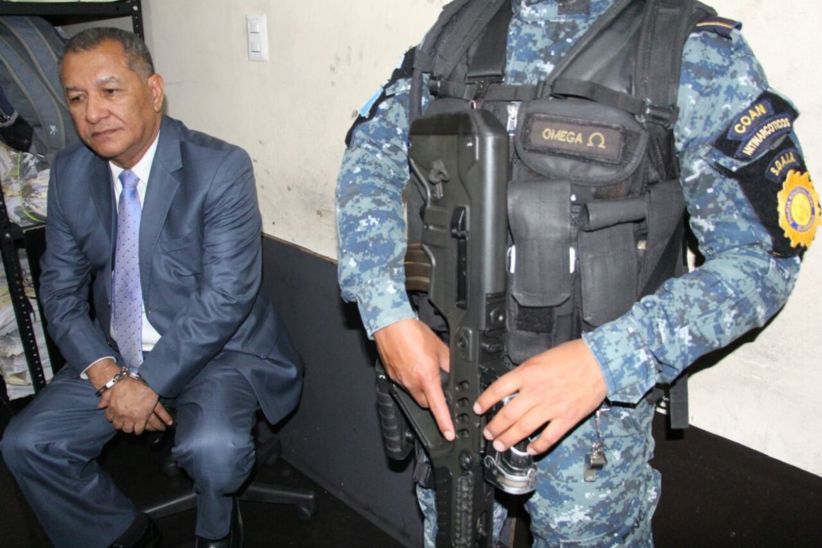 El diputado Arístides Crespo fue capturado en la zona 6 capitalina y fue trasladado a la Torre de Tribunales. (Foto Prensa Libre: Cortesía PNC)