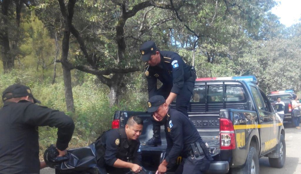 Agentes de la PNC trasladan el cadáver de Francisco Arturo Sierra, en Morazán, El Progreso. (Foto Prensa Libre: Hugo Oliva).