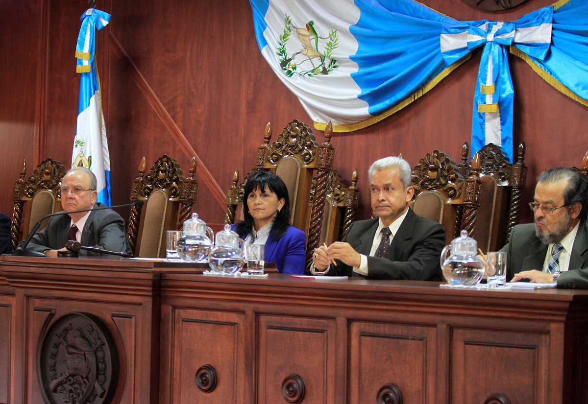 La votación de los magistrados tuvo un voto disidente, el de Roberto Molina, primero de izquierda a derecha. (Foto: Hemerteca PL)