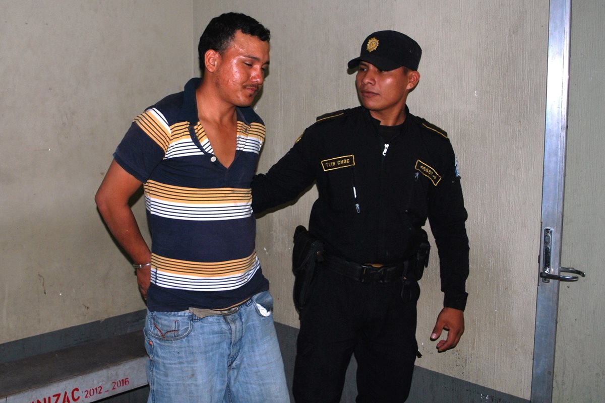 Un agente de la PNC traslada a Nolvin Oswaldo Godoy Díaz, sindicado de agredir a dos féminas en la cabecera de Zacapa. (Foto Prensa Libre: Víctor Gómez)