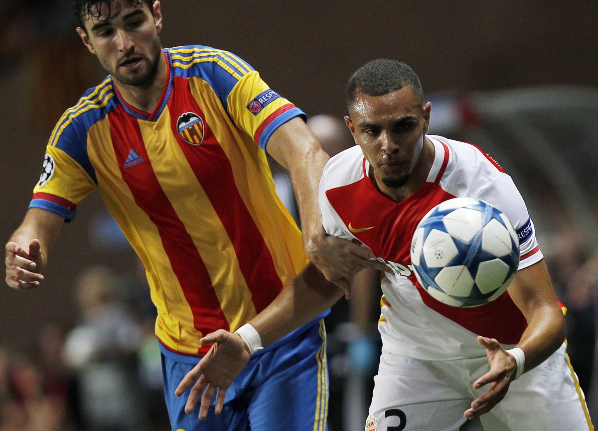 Kurzawa durante el partido de ayer frente al Valencia por el pase a la Liga de Campeones. (Foto Prensa Libre: AFP)