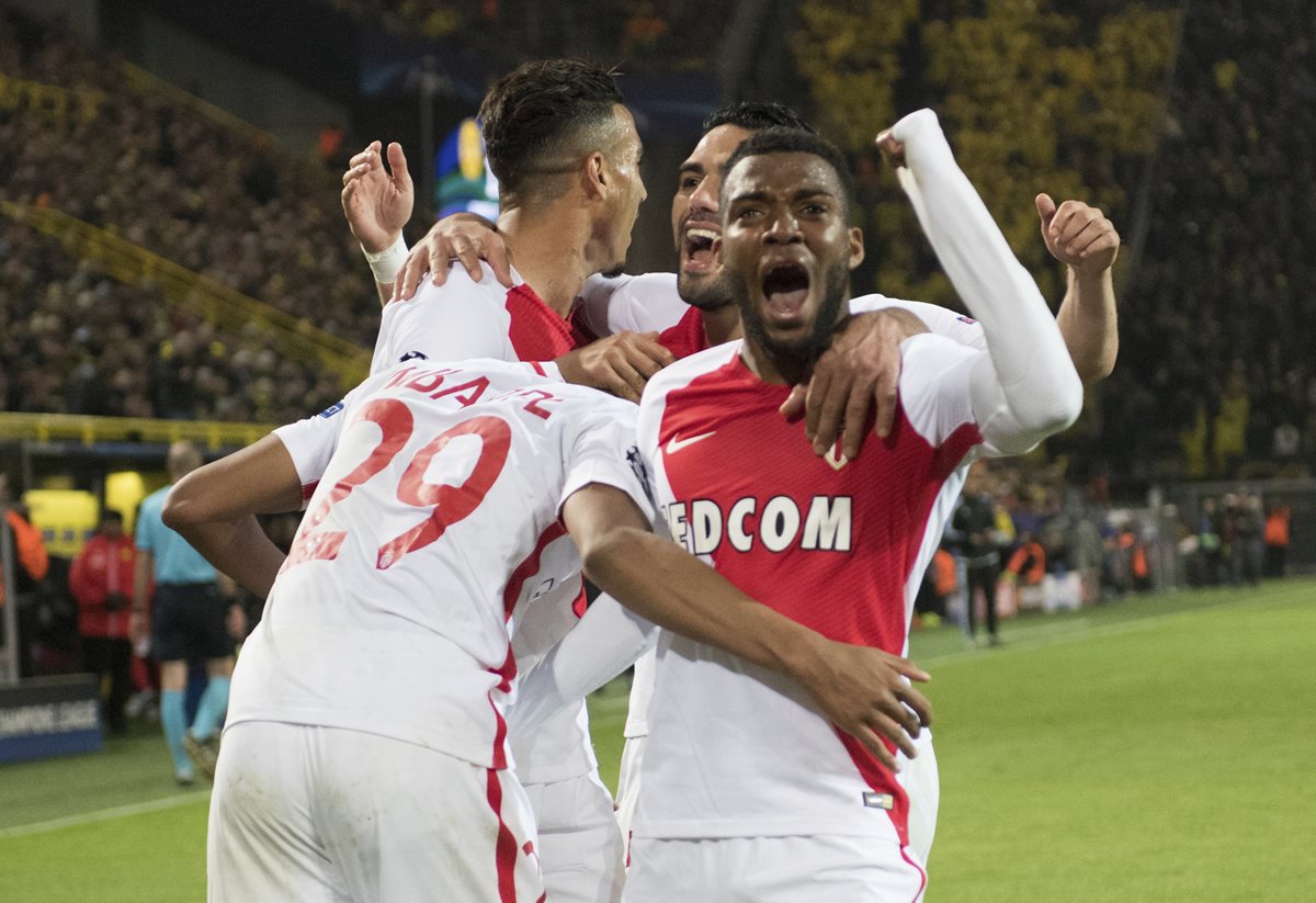Los jugadores del Mónaco festejan el tercer gol frente al Dortmund. (Foto Prensa Libre: AP)
