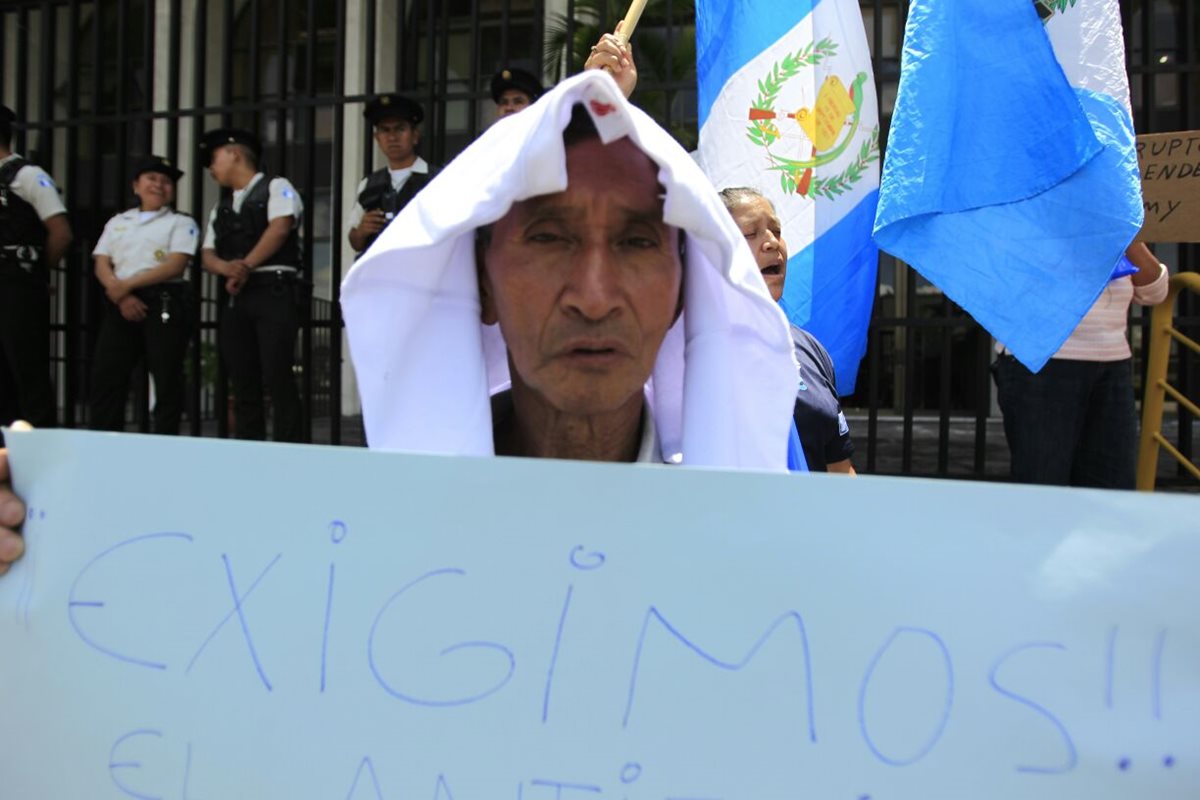 Las protestas iniciaron hace dos semanas al conocer que el presidente pediría la destitución de Iván Velásquez ante la ONU.