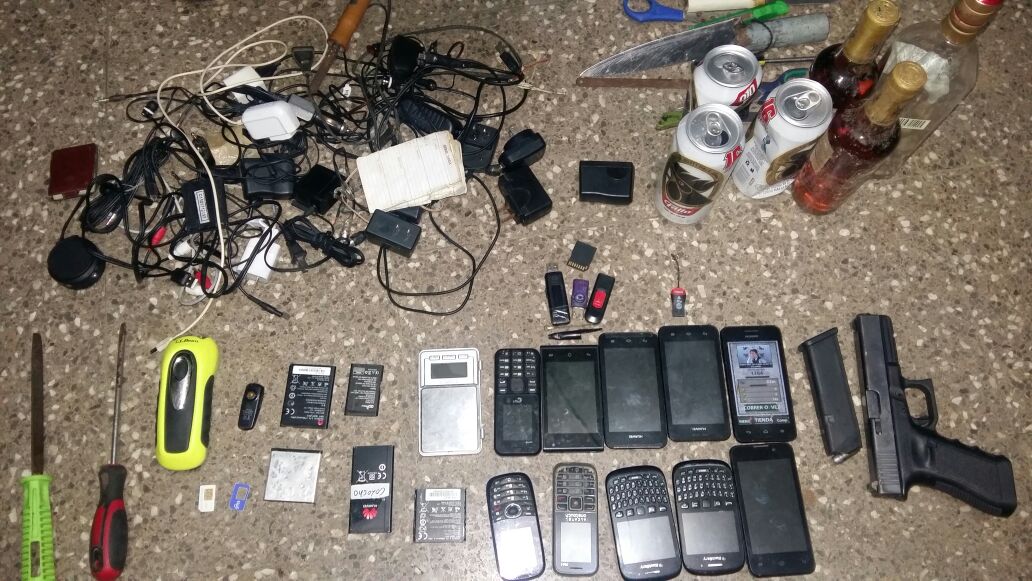 Objetos ilícitos hallados en la Granja Penal Canadá, durante una requisa. (Foto Prensa Libre: SP)