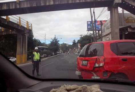 Autoridades de tránsito desvían los vehículos debido a manifestación. (Foto cortesía del usuario de Twitter @azzuko)