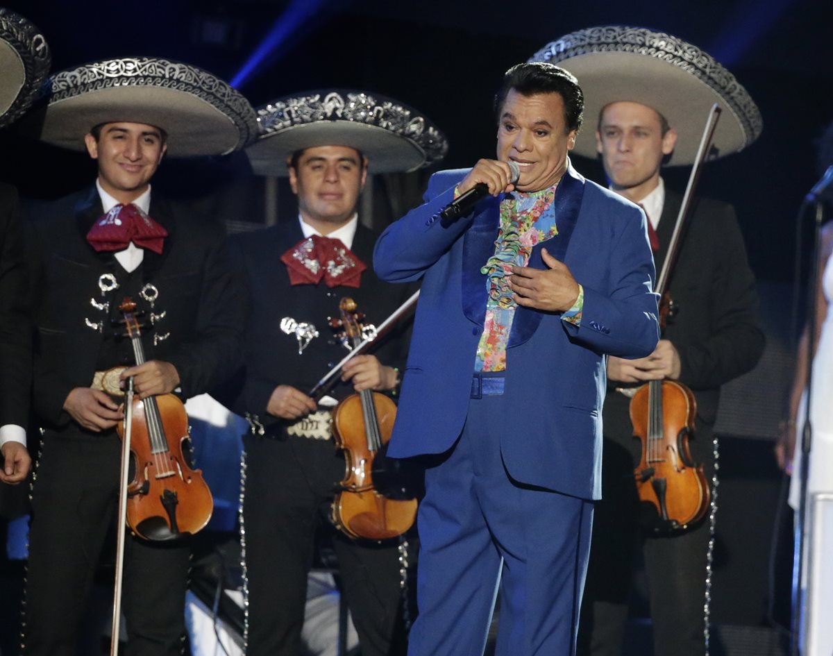 La familia de Juan Gabriel viajó a Los Ángeles, California, (EE.UU), para estar junto al artista previo a ser llevado a México. (Foto Prensa Libre: AP)