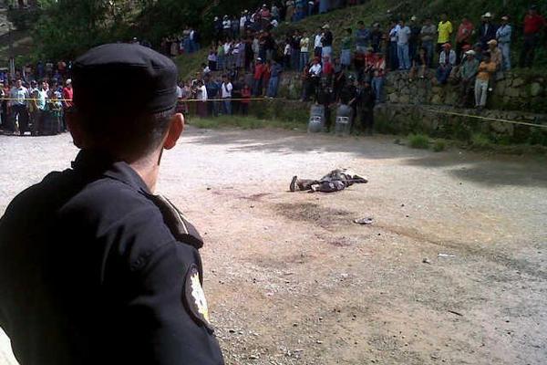 El cadáver de Julio Saquil quedó en el patio de la escuela. (Foto Prensa Libre: Eduardo Sam Chun)<br _mce_bogus="1"/>