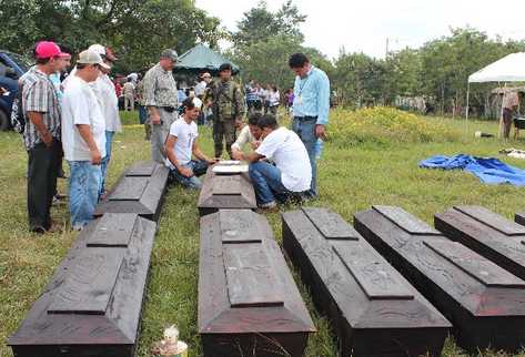 Los restos delos campesinos son llevados a Izabal.