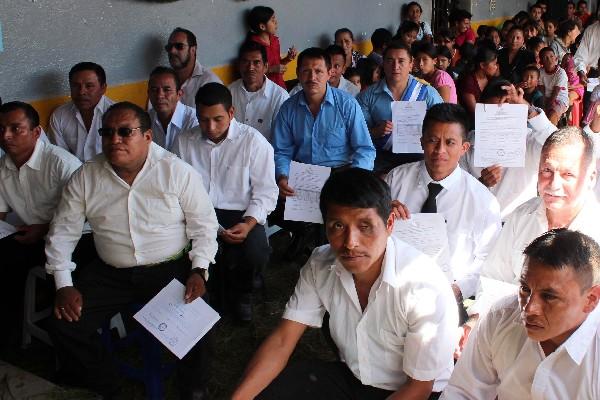 Un grupo de reos muestra su certificado durante el acto de clausura del ciclo.