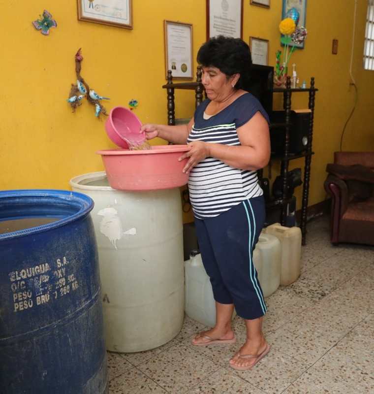Vecinos de la colonia San Martín, zona 7 capitalina, sufren falta de agua, a pesar de que el cobro con aumento. (Foto Prensa Libre: Estuardo Paredes)