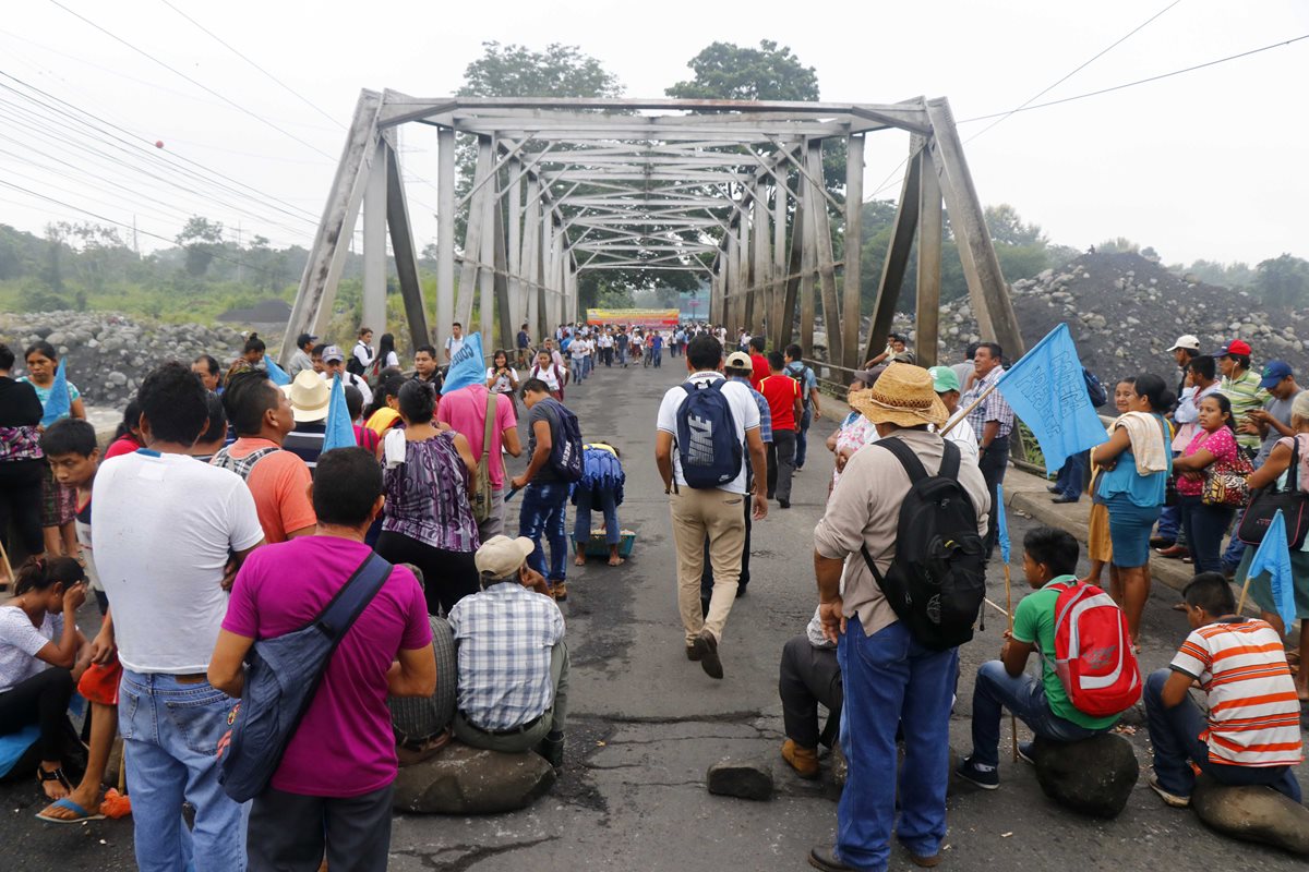 En uno de los puntos de Retalhuleu, decenas de personas impidieron el paso a cientos. (Foto Prensa Libre: Rolando Miranda)