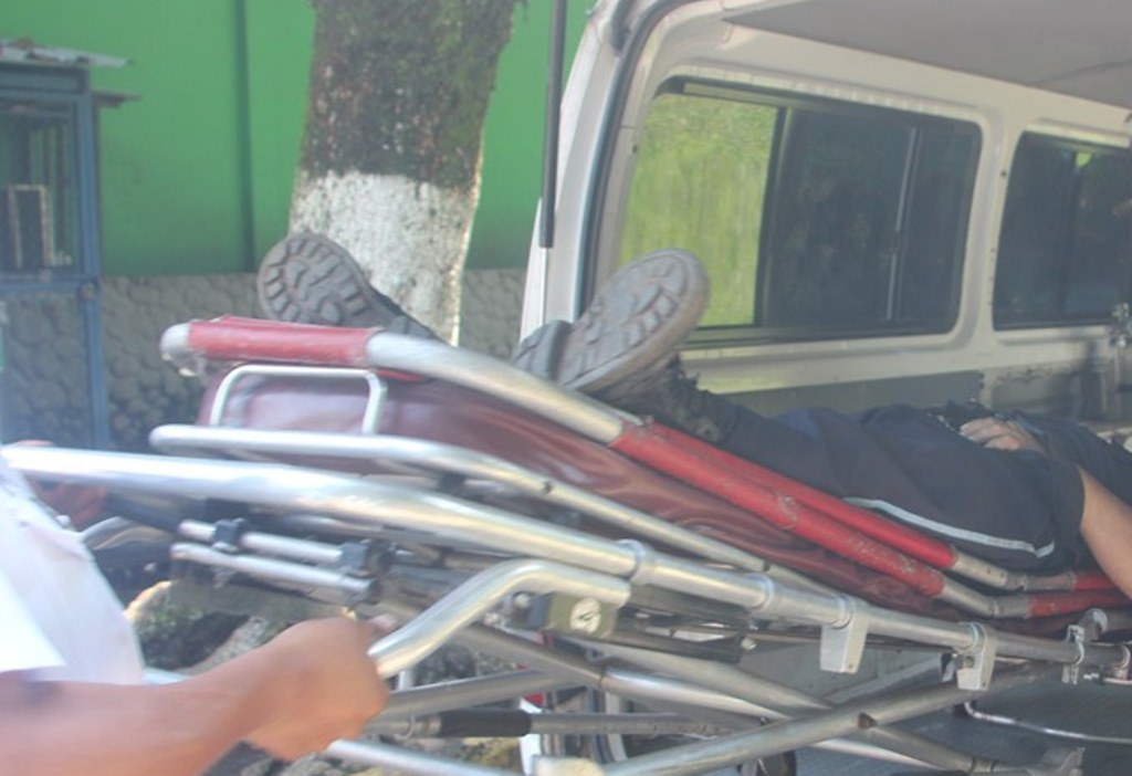 Socorristas trasladan a un hospital a José Efraín Pérez, quien fue atacado a balazos en Santa Lucía Cotzumalguapa, Escuintla. (Foto Prensa Libre: Melvin Sandoval)