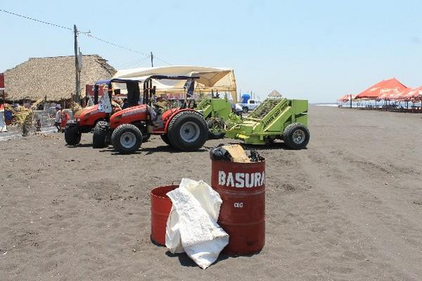 Cuadrilla Municipal trabaja para retirar los desechos sólidos en Puerto San José, Escuintla.