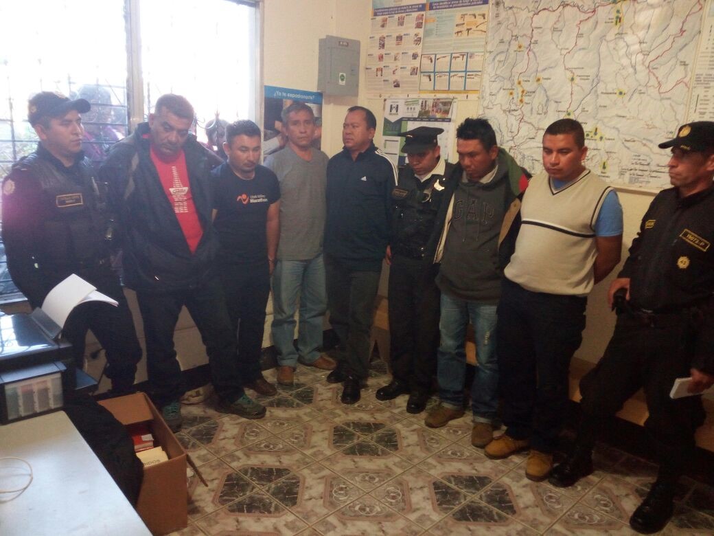 Los seis integrantes de la banda de asaltantes están dentro de la estación policial de Tectitán, Huehuetenango y afuera la gente amenaza con vapulearlos. (Foto Prensa Libre: Mike Castillo)