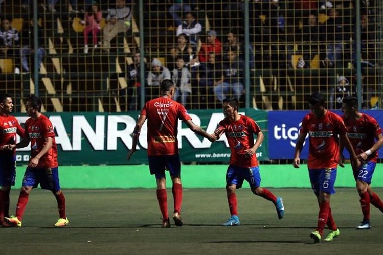 John Méndez celebró en el partido de la primera vuelta contra Petapa el 1-0 con el que terminó dicho encuentro. (Foto Prensa Libre: Hemeroteca PL)