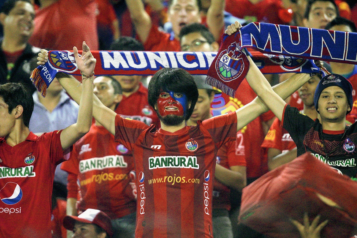 La afición escarlata se volcó llena de pasión y entusiasmo a apoyar a su equipo en el partido de ida de la final del Clausura 2015 (Foto Prensa Libre: Jesús Cuque)