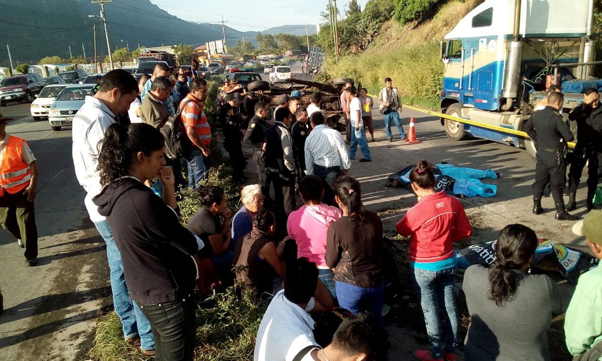 Los Bomberos Voluntarios cubrieron la emergencia en el kilómetro 33 de la ruta al Pacífico. (Foto Prensa Libre: |)